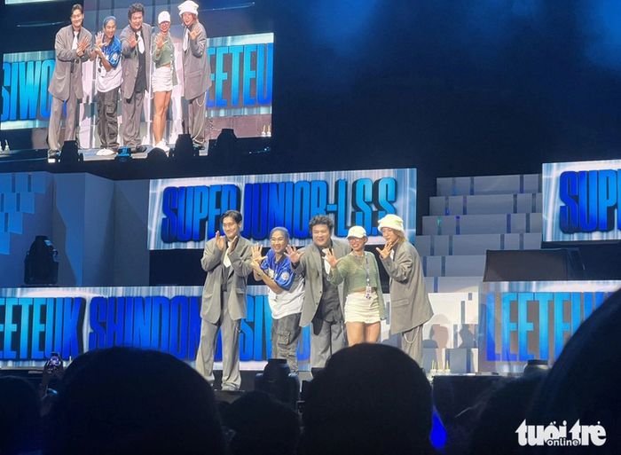 Super Junior L.S.S giao lưu cùng người hâm mộ trên sân khấu trong buổi hòa nhạc ở TP.HCM vào tháng 3 vừa qua - Hình ảnh: HOÀNG TRANG