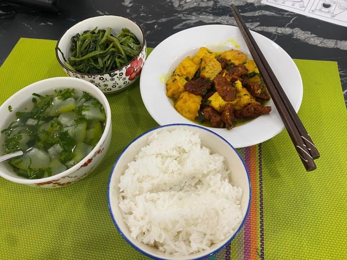 Bữa chính của Võ Hạ Trâm thường bao gồm tinh bột từ cơm hoặc nui, quinoa kèm theo một món mặn như đậu hũ kho, canh bí, hoặc rau muống xào.