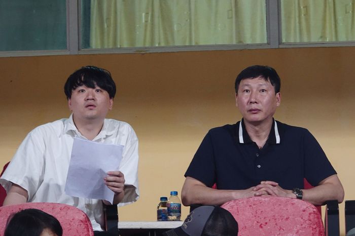 HLV Kim Sang Sik đang chăm chỉ theo dõi các trận đấu tại giải vô địch quốc gia để tìm ra cầu thủ phù hợp cho U23 và đội tuyển Việt Nam - Ảnh: HOÀNG TÙNG