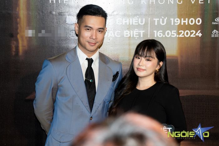 Lương Bích Hữu và Trương Thế Vinh đã quen biết nhau từ lâu trong làng nhạc, nhưng đây là lần đầu họ hợp tác trong lĩnh vực điện ảnh. Họ đóng vai cặp vợ chồng chuẩn bị di dân nhưng lại dính vào một vụ án mạng. Bích Hữu khen ngợi bạn diễn có tài năng, giỏi dẫn dắt cảm xúc cho cô.