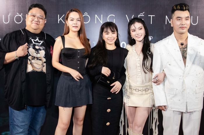 Nhóm H.A.T cùng Ưng Hoàng Phúc, đạo diễn - ca sĩ Vương Khang gặp lại nhau, tạo ra những khoảnh khắc đáng nhớ, làm sống lại kí ức của họ khi mới bắt đầu sự nghiệp trong làn sóng nhạc trẻ của Vpop. Nhóm bạn ôm Bích Hữu và hỏi thăm thân tình. Ưng Hoàng Phúc hy vọng sẽ có một ngày mời các thành viên H.A.T tham gia một dự án phim do anh sản xuất.