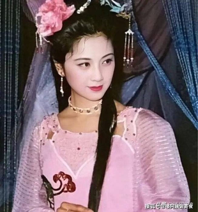 Bộ trang phục mỏng manh của Nữ vương Tây Lương trong một cảnh phim được đánh giá là rất táo bạo.