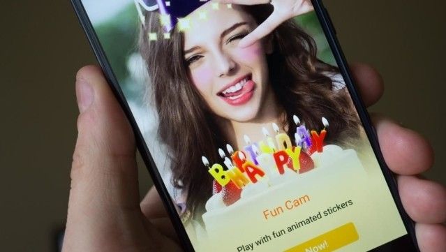 YouCam Fun là một ứng dụng thú vị giúp bạn tạo ra những bức ảnh và video selfie độc đáo. Bạn có thể thêm nhiều hiệu ứng thời gian thực khác nhau vào ảnh và video của mình để tạo ra những khoảnh khắc đặc biệt.