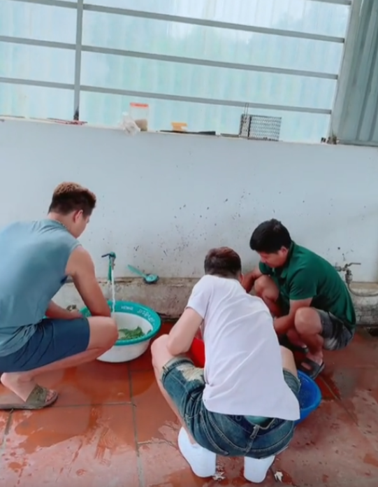 Trong những ngày sum họp gia đình, các anh em rể thường hợp sức vào bếp giúp đỡ bố mẹ vợ - Ảnh: NVCC