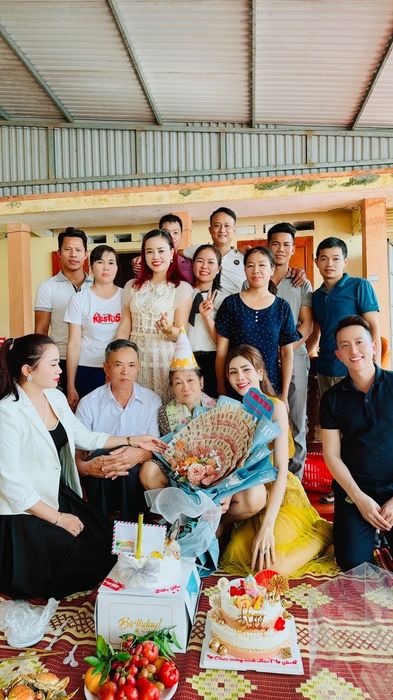 Vợ chồng ông Bùi Thiên Bình chụp ảnh cùng các con, dâu và rể tại nhà riêng ở Thái Nguyên năm 2024. Ảnh: Bùi Tươi