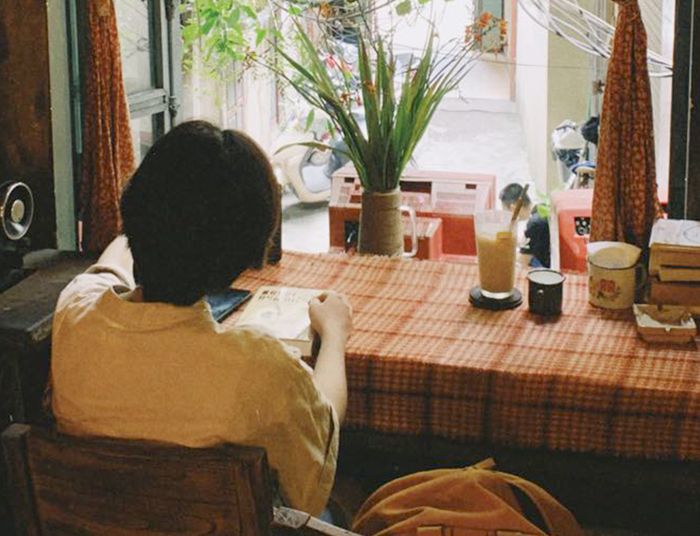 Sau khi bị từ bỏ đột ngột, Hải Yến thường lui vào những quán cà phê để chìm đắm trong những kí ức đau buồn. Ảnh: Người chia sẻ
