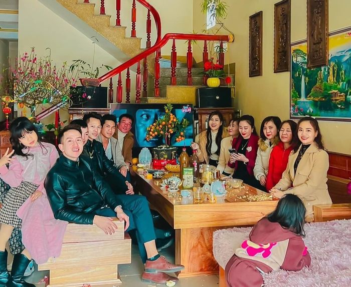 Cả đại gia đình nhà chị Bùi Tươi về chúc tết bố mẹ đầu năm 2024. Ảnh: Bùi Tươi