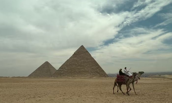 Kim tự tháp Khafre đặt gần nhánh sông bị vùi lấp trên cao nguyên Giza ở Cairo, Ai Cập. (Ảnh: Guardian)