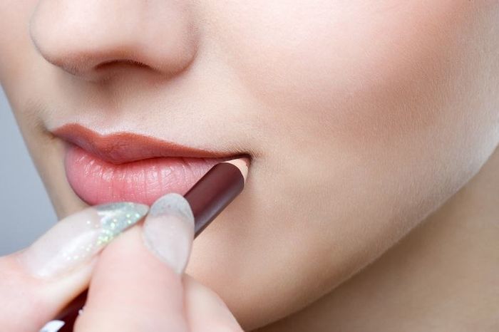 5 mẹo nhỏ sau sẽ giúp bạn giữ được sắc màu son trên môi suốt cả ngày dài.