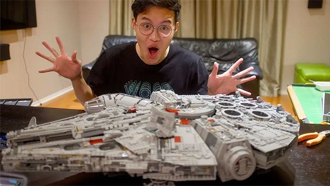 Sau khi hoàn thành, Ivan Yu đã chụp ảnh cùng bộ lego Star Wars Millennium Falcon. Ảnh: GWR