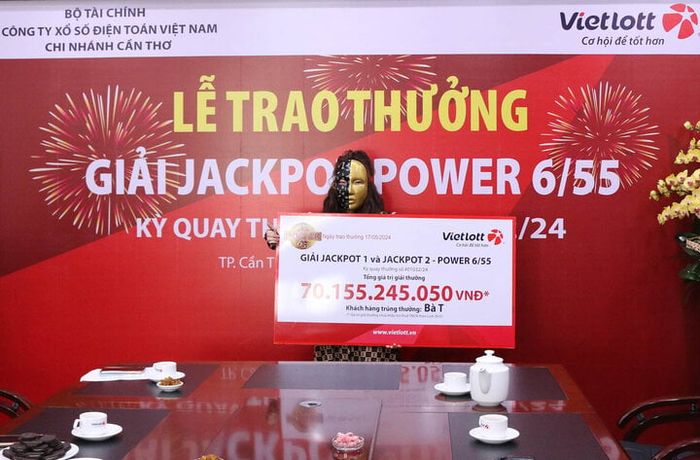 Chị T. trong buổi lễ trao thưởng. (Ảnh: Vietlott)