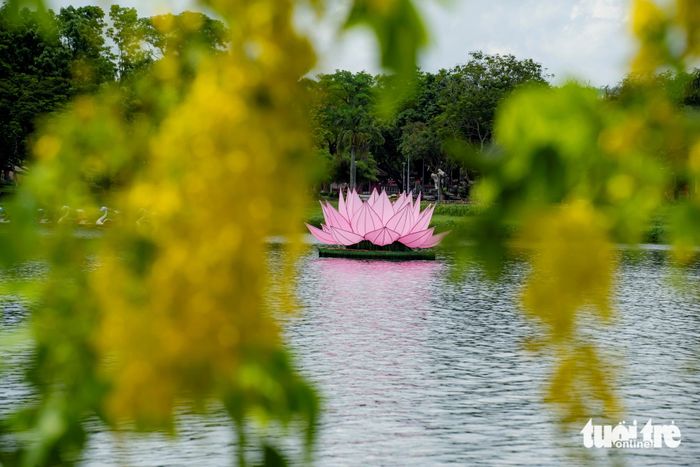 Mỗi đóa hoa sen có đường kính 7,6 mét, cao gần 4 mét, nặng 3 tạ được thả xuống sông Hương - Ảnh: LÊ ĐÌNH HOÀNG