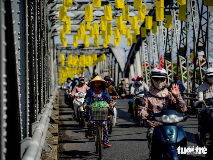 Cầu Trường Tiền được trang trí rực rỡ chào đón lễ Phật đản năm 2024 - Ảnh: LÊ ĐÌNH HOÀNG