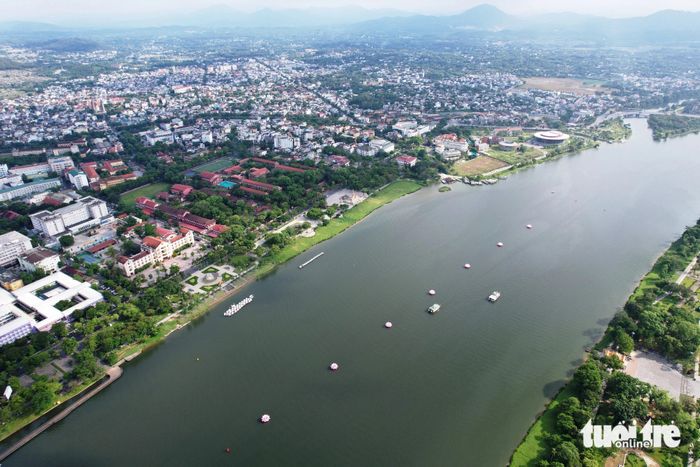 Tám đóa sen to lớn tượng trưng cho 7 bước chân của Đức Phật trên sông Hương nhìn từ trên cao - Ảnh: NHẬT LINH