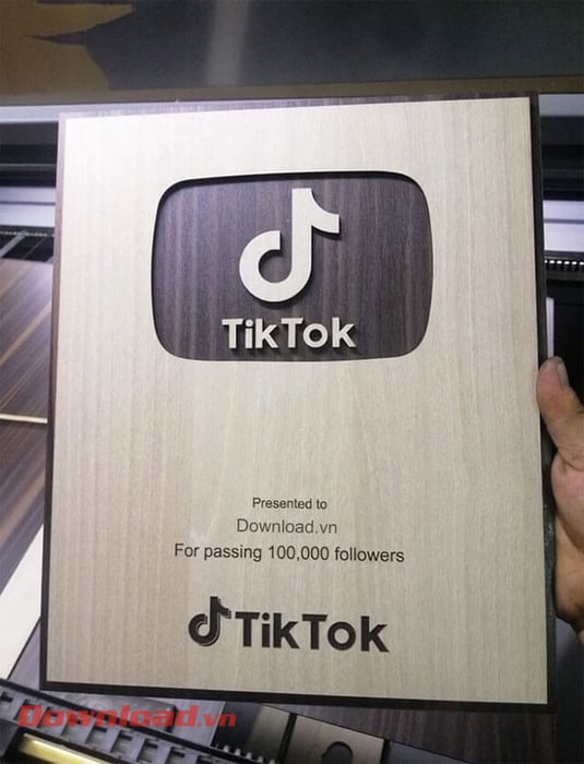 Hình ảnh nút gỗ Tiktok với 100.000 người theo dõi