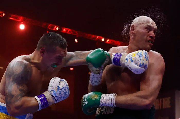 Oleksandr Usyk (bên trái) gây sốc cho Tyson Fury với cú đấm chính xác trong hiệp 9. Ảnh: Reuters
