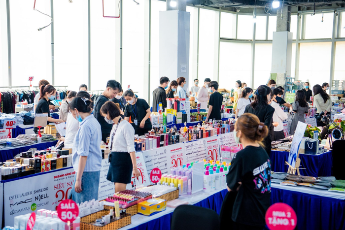Nhiều thương hiệu mỹ phẩm, nước hoa, phụ kiện cũng giảm giá lên đến hơn 50%. Hình ảnh: Bigbang Hàng hiệu