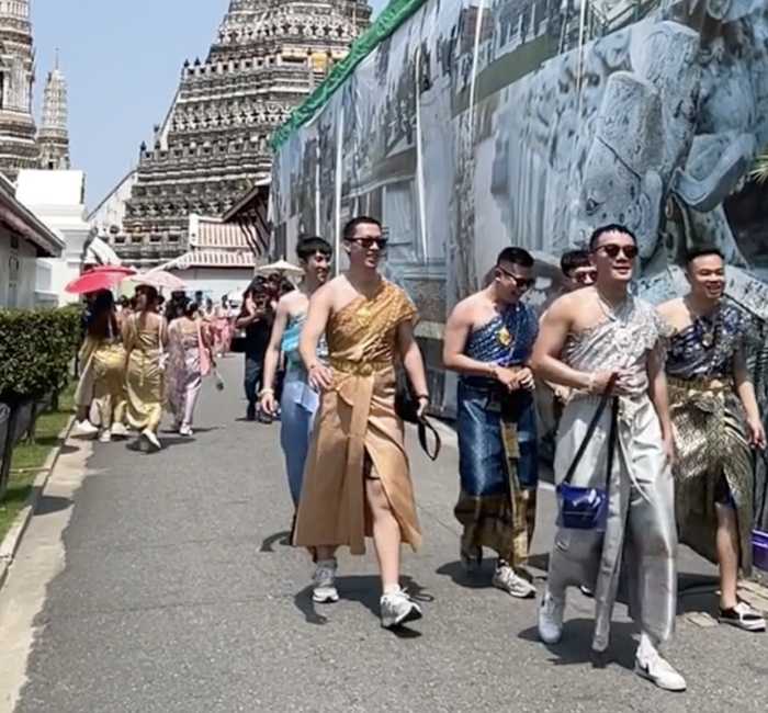 Du khách nam ở Bangkok mặc trang phục truyền thống của phụ nữ Thái Lan - Ảnh: BANGKOK POST