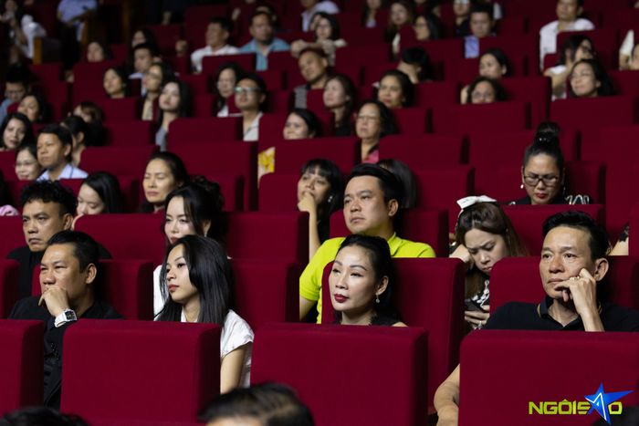 Phí Phương Anh sinh năm 1997 và nổi tiếng sau khi giành ngôi vị quán quân trong The Face 2016, cô là thành viên của đội huấn luyện viên Hồ Ngọc Hà. Sau khi thành công với vai trò người mẫu, cô đã chuyển sang làm ca sĩ từ năm 2021.