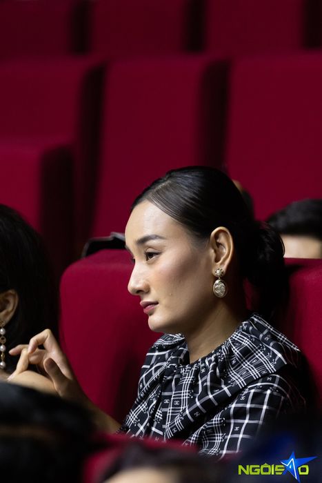 Người mẫu Lê Thúy đã bay từ TP HCM đến Hà Nội để tham dự liveshow của Đàm Vĩnh Hưng.