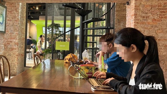 Thường thì việc hai người lạ ngồi chung một bàn cà phê là điều rất phổ biến - Ảnh minh họa: TRIỆU VÂN