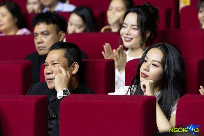 Một doanh nhân nam 49 tuổi được nhìn thấy ngồi cạnh một người mẫu kiêm ca sĩ nữ 27 tuổi trong lúc họ đang xem liveshow 'Ngày em thắp sao trời' của ca sĩ Đàm Vĩnh Hưng, tại Trung tâm Hội nghị Quốc gia Hà Nội vào tối ngày 18/5.