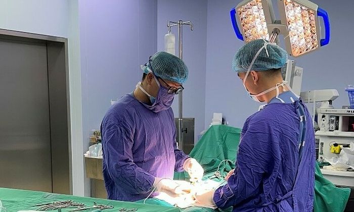 Các bác sĩ phẫu thuật cho bệnh nhân. Ảnh: Bệnh viện cung cấp