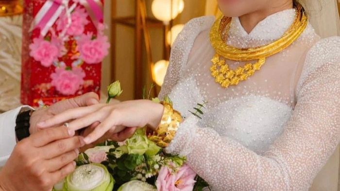 Việc trao vàng là một phần không thể thiếu của nghi lễ cưới truyền thống, nhưng cũng đồng nghĩa với áp lực đối với những gia đình không có điều kiện khi giá vàng đang leo thang - Hình ảnh: DIỆU QUÍ