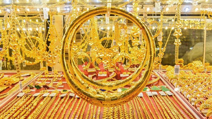 Chọn loại vàng cưới phù hợp với điều kiện của gia đình trong bối cảnh giá vàng biến động không ngừng.