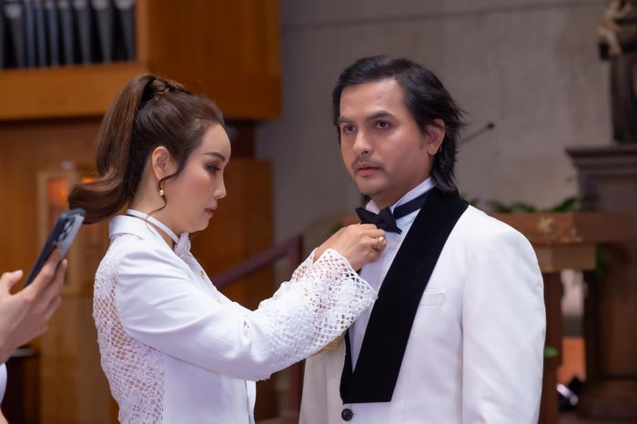 Vai diễn cuối cùng của Đức Tiến là vai đạo diễn Đằng trong bộ phim Đóa hoa mong manh.