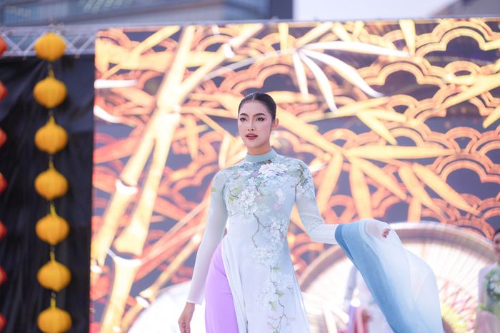 Hình ảnh hoa anh đào sống động như đang nở rộ trên giấy