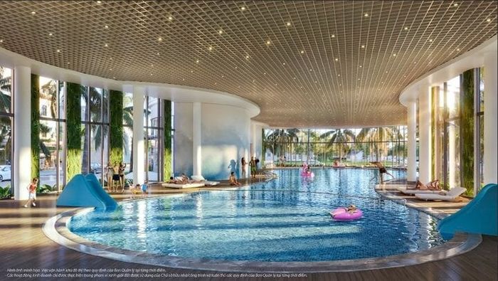 Hồ bơi vách kính hoàn toàn kết nối với không gian xanh mát của trung tâm thành phố lớn.