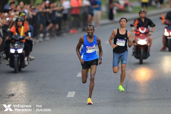 Tình bạn vượt biên giới giữa hai vận động viên chạy đường đua Việt Nam và Kenya