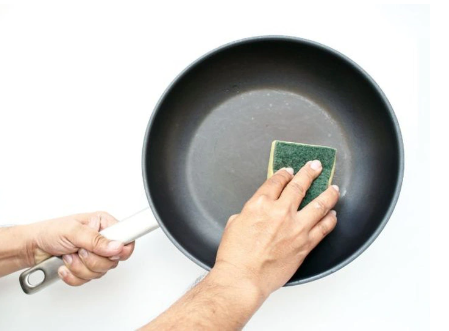 Không nên sử dụng chảo chống dính quá lâu - Minh họa