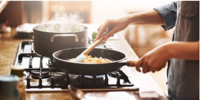 Chảo chống dính cần được giữ gìn tránh trầy xước - Ảnh minh họa