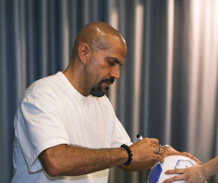 Sebastian Veron tương tác với người hâm mộ TP HCM