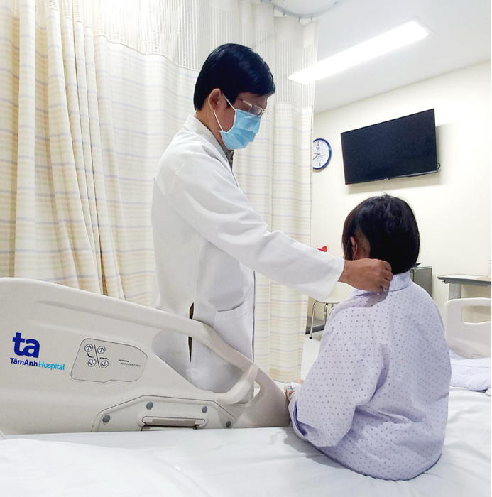 Phẫu thuật giải phẫu mạch giúp bà Hoa hết co giật nửa mặt