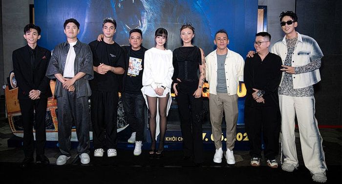 Đạo diễn Lê Thanh Sơn và dàn diễn viên chính của phim.