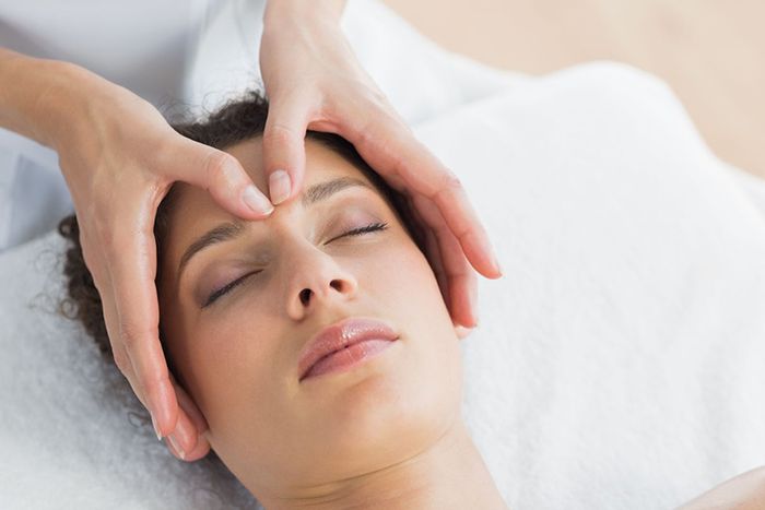 Massage nhẹ mặt có hiệu quả trong việc chữa trị nghẹt mũi