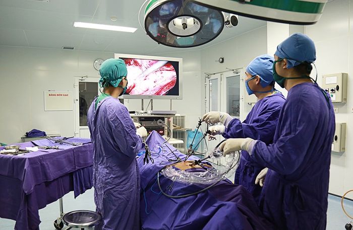 Phẫu thuật là phương pháp phổ biến trong việc điều trị thoát vị bẹn