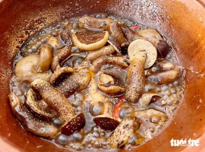 Món nấm tràm kho khô mặn kết hợp với cơm trắng thì thật ngon miệng - Ảnh: CHÍ CÔNG