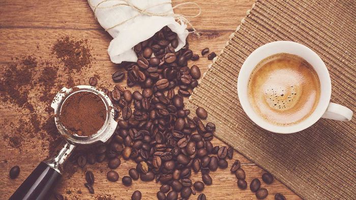 Rượu và cafein làm mất cấu trúc xương, nên cần hạn chế.