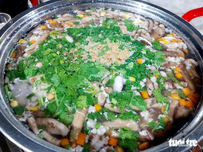 Lẩu nấm tràm tôm, mực và trứng ở Phú Quốc rất được lòng du khách - Ảnh: CHÍ CÔNG