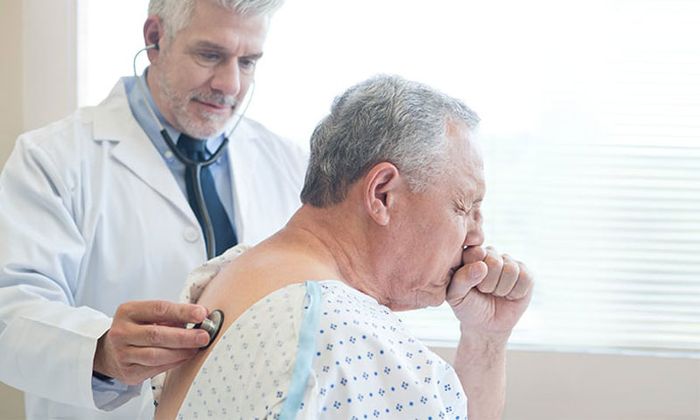 Nguy cơ mắc bệnh viêm phế quản mạn tính cao ở người cao tuổi và trẻ em do hệ miễn dịch yếu.