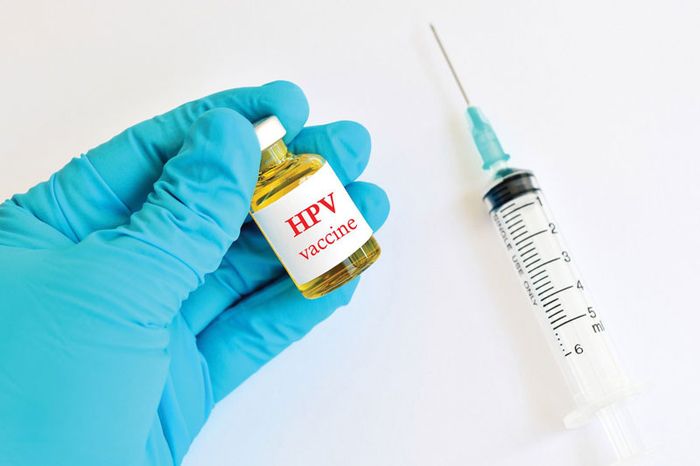 Nữ giới từ 9 - 26 tuổi nên tiêm phòng vắc xin HPV.