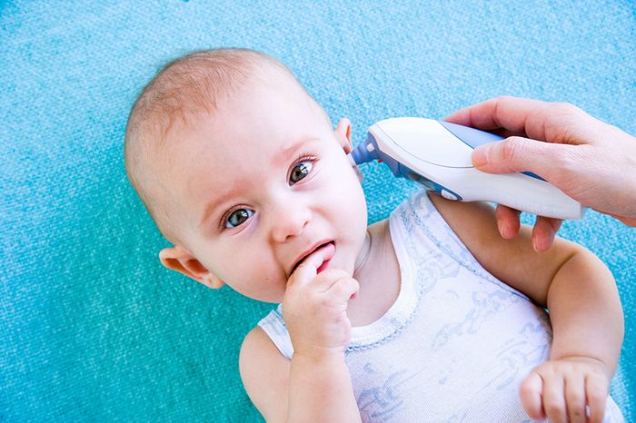 Khi bị cảm, trẻ thường có dấu hiệu sốt cao, lên tới 38, 39 độ C.