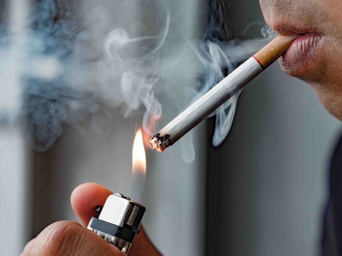 Tránh cho trẻ tiếp xúc với thuốc lá và khói thuốc.