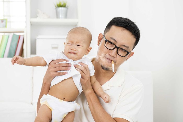 Khói thuốc lá cũng là một trong những nguyên nhân gây viêm phế quản ở trẻ nhỏ