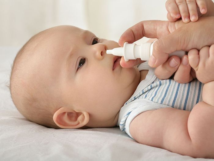 Mẹ có thể sử dụng nước muối sinh lý để giúp bé thông mũi khi bé gặp khó khăn trong việc ăn do bị nghẹt mũi