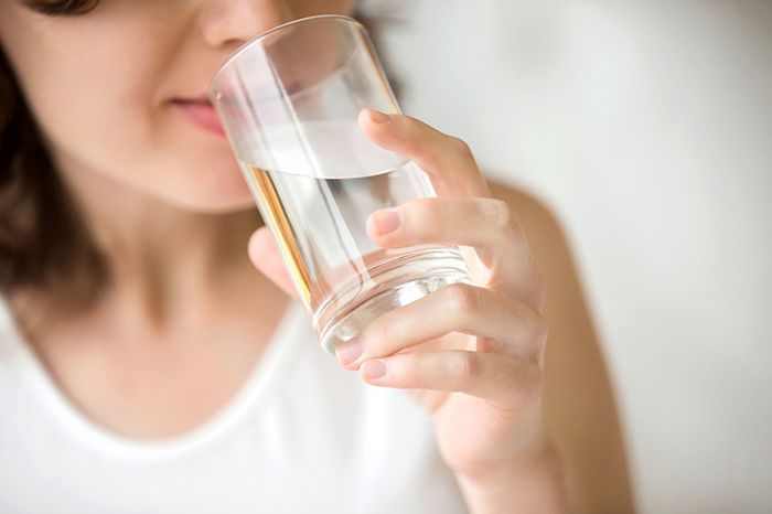 Uống ít nước có thể gây ra các vấn đề về tiêu hóa, da, và phân cứng hơn, làm cho việc đại tiện trở nên khó khăn và dễ gây ra bệnh trĩ